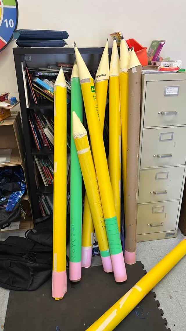When life gives you more long cardboard tubes, make more pencils. Thank you @speedpro_eastbay for diverting your cardboard tubes, vinyl and plastic ends to us. These creative kids can make stuff! #alamedaarts #alamedaartsfun #alamedacalifornia #kidsart #afterschoolprograms