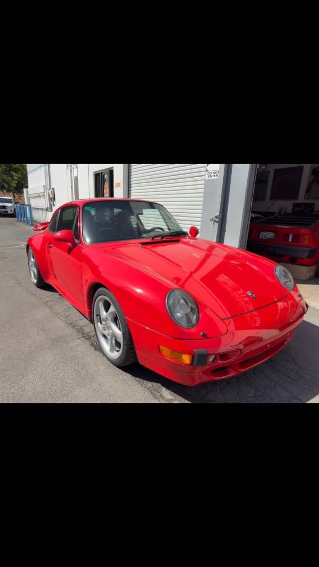 A fun 993 to have at the shop, aways brings a smile when I finish it and it drives away.
#porsche #porsche993 #mulhollandmotorsports #autobodyshop #newburypark