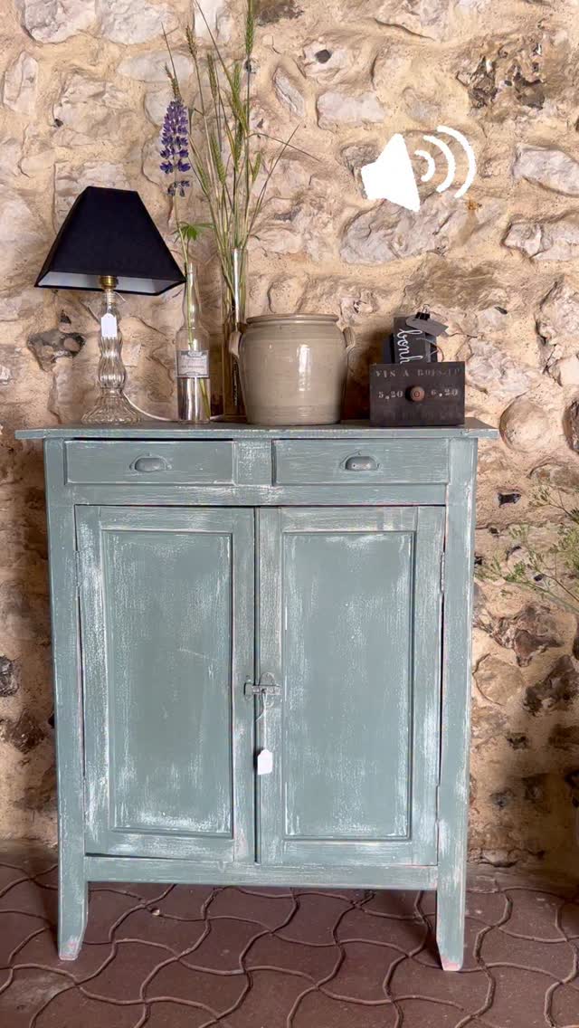 On a parfois des meubles qu’on sauve pour leur potentiel… et d’autres simplement parce qu’on trouve ça dommage de les voir disparaître 🤍
Ce petit buffet parisien a clairement bien vécu.
Patine fatiguée, intérieur imparfait, plaquage fragile, une fente sur le côté… il aurait demandé énormément d’heures de restauration.
Et parfois, il faut aussi savoir être honnête : tout ce temps de travail aurait donné un prix final peu cohérent pour ce type de meuble.
Alors plutôt que de le condamner à la déchetterie, j’ai préféré le proposer à tout petit prix, dans son jus, pour quelqu’un qui aura envie de lui offrir une seconde vie ✨
#brocante #meubleancien #buffetparisien #secondevie #damepatine