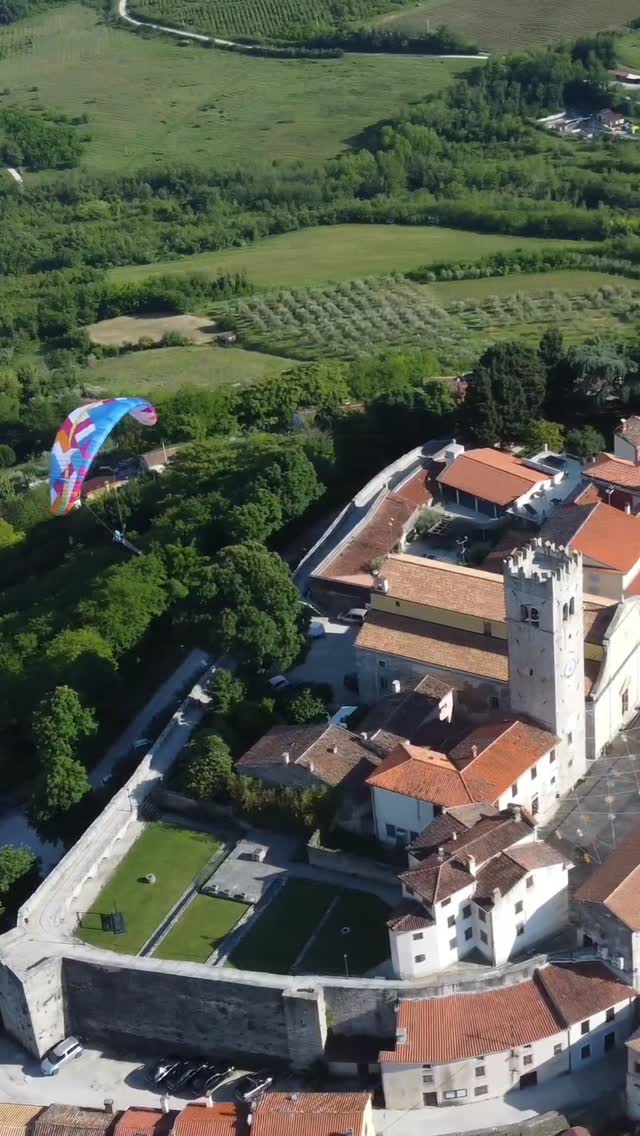 Croatia by YOOFLY 🪂🇭🇷❤️
Quelque part où le temps s'est arrêté 🏔
🪂 @didier_aeby
✈️ Breeze by @flybgd
📷 @blackgloves
