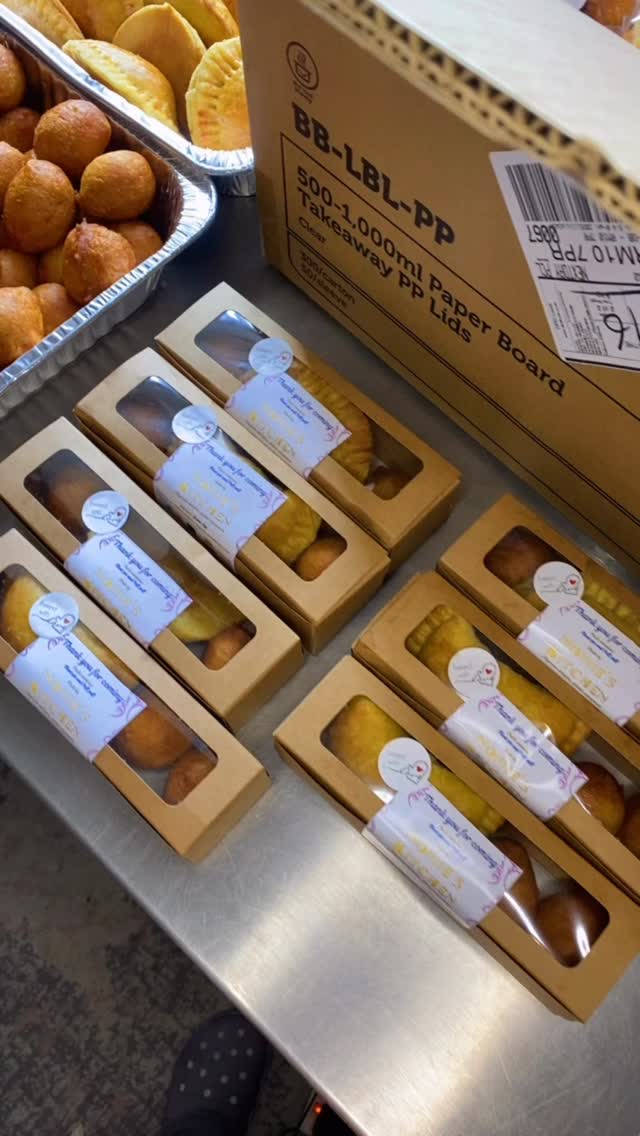 Sweet moments deserve sweet treats ✨🍼🎉
Golden, fluffy puff puff 😍
Perfectly baked mini meat pies 🥟🔥
Freshly made snack packs for beautiful baby dedication celebrations 💛
Whether it’s a dedication, birthday, or special gathering — Nomie’s Kitchen has your treats covered 😉
📩 DM us to place your order
🔁 Share with someone planning an event
❤️ Like if you’d grab one (or five 😋)
⸻
#NomiesKitchen #BabyDedication #EventCateringUK #PartyFoodUK #AfricanSnacks
