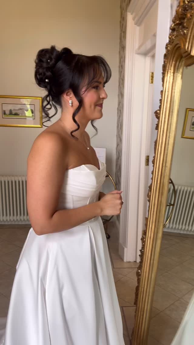 Congratulations to our beautiful Bride sky and Louise getting married @bourtonhall
gorgeous photos @annadunleavyphoto
videography @hitched_productions
make Up by @haleymarie_mua
Florist The bell jar flowers
#leicestershireweddings #weddinghairleicestershire #bridehairleicester #leicesterweddinghairstylist