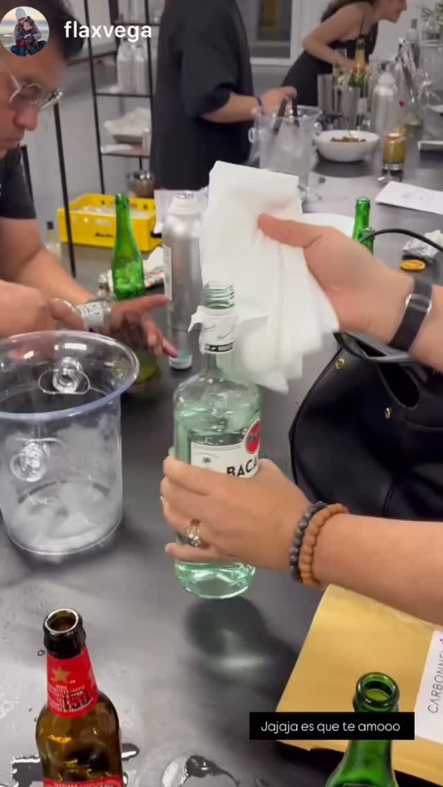 Esto me pasó por permitir que me pusieran un perfume (realmente me lo pusieron en piel directamente sin preguntarme previamente, algo que encuentro de pésimo gusto e increíblemente invasivo hacia mi integridad y mi espacio vital) que resultó tener un acorde de moléculas frutales que parecía pop**rs de los años 90, con una sobredosificación absurda de ambrocenide y almizcles baratos… no había manera de quitármelo, al punto que después de lavarme el brazo varias veces hasta lo intenté con ron 🫣
Es un mal enorme el que han hecho algunas personas afirmando que todo lo que tiene una duración extrema y fijación radioactiva es sinónimo de buena calidad en perfumería convirtiendo esto en hype… El refinamiento y la sofisticación olfativa no tienen nada que ver con esto. Vamos cada vez a peor!
#oloresquematan