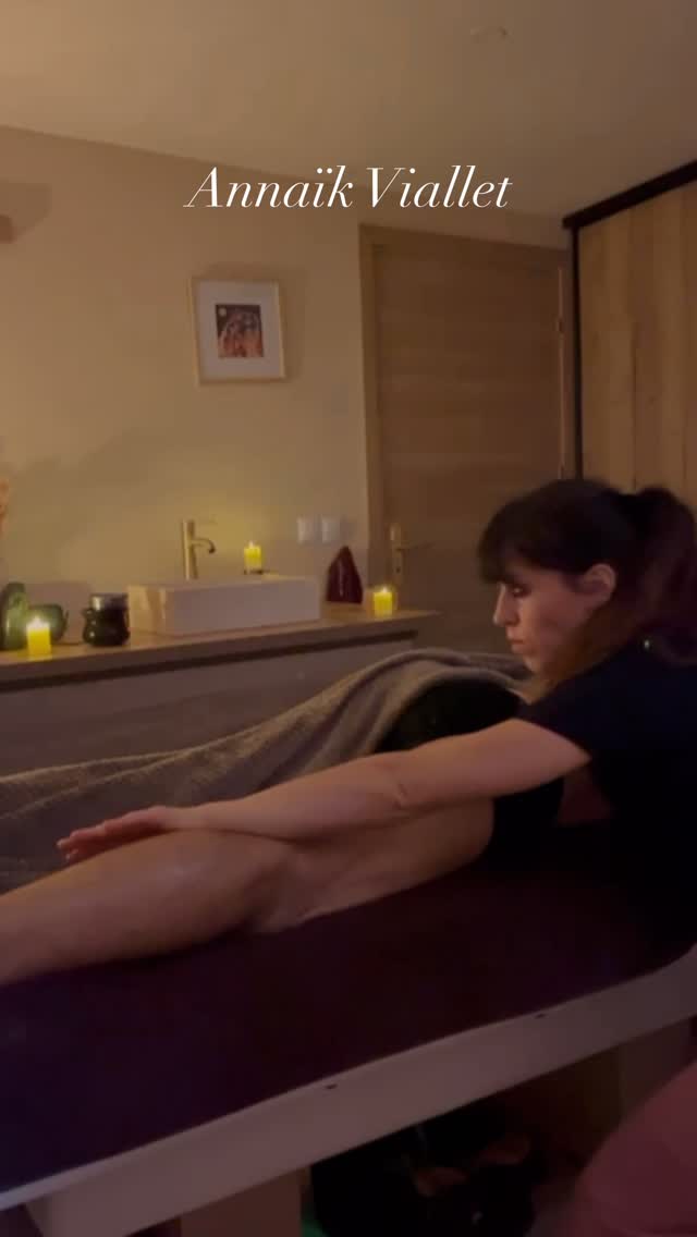 Le chakra racine est notre ancrage, le lieu de la sécurité intérieure et de la stabilité.
Les jambes symbolisent notre capacité à avancer dans la vie, à faire confiance au chemin.
Quand le chakra racine est bloqué par un manque de sécurité, les peurs s’installent dans le bassin et le corps se raidit.
Les jambes se figent, l’énergie ralentit nous bloquant dans nos prises de décisions, dans nos élans naturels.
À travers ce massage énergétique du bassin, des fessiers et des cuisses, le corps se relâche, l’énergie circule à nouveau librement, le chemin se dégage et de là née la sensation d’avancer avec confiance et sécurité.
Tout est une question d’énergie, nous sommes vibrations ✨
www.annaikviallet.com