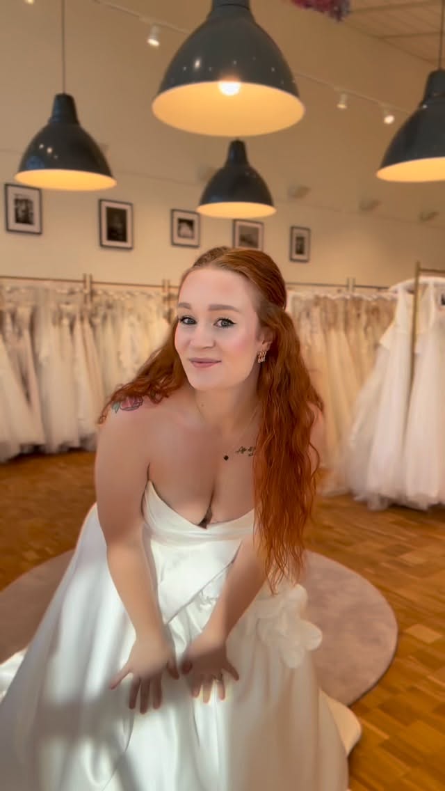 Dieses Kleid wird nicht jede Braut suchen.
Aber für die richtige Braut wird es alles sein.
Außergewöhnliche Blüten, raffinierte Raffungen und ein Look, den man nicht vergisst.
Manchmal findet man nicht einfach ein Kleid. Man findet genau sein Kleid. ♥
#solingen #brautliebe #hochzeitskleid #brautmode #bridetobe
❤️