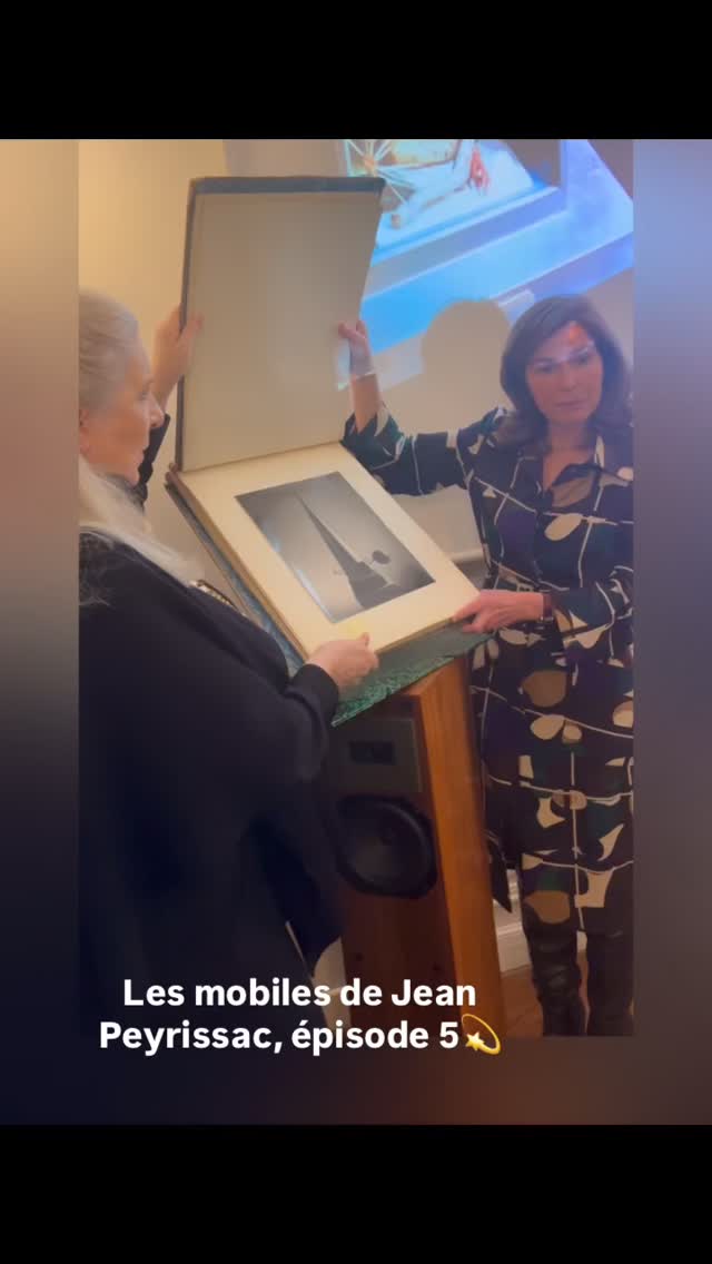 Les mobiles de Jean Peyrissac, épisode 5 💫
En photo avec moi, Yoyo Maeght, la petite-fille du célèbre marchand Aimé Maeght, qui organisa en mars 1948 l’exposition des mobiles de Jean Peyrissac dans sa galerie parisienne de la rue de Téhéran.
Une exposition qui eut un grand retentissement, avec de nombreux articles de presse.
Vous découvrez ici les photographies prises le soir du vernissage par le photographe Willy Maywald, rassemblées dans un album qui fait partie des archives de Jean Peyrissac.
©️Willy Maywald
Mon grand-père Jean Peyrissac écrivit un très beau texte dans la revue Derrière le Miroir (catalogue de l’exposition), intitulé « Le monde gravité en nous », dont je vous lis un extrait :« Les soleils tournoyants, la marche des planètes, le mouvement de la vague, le vol de l’oiseau, le balancement du végétal, les gestes de l’homme sont un principe d’harmonie et la manifestation de la vie. Ils figurent aussi une explication de l’espace et l’amorce du temps. Pour mes yeux, ils signifient ascension ou chute, descentes, gravitations, dessins à l’infini. Tous ces rythmes sont l’expression fidèle de ces lois d’équilibre qui nous enseignent avant toute chose que le poids des corps renferme un pouvoir magique. »
#jeanpeyrissac #aimemaeght #mobiles #artlovers #artcollectors