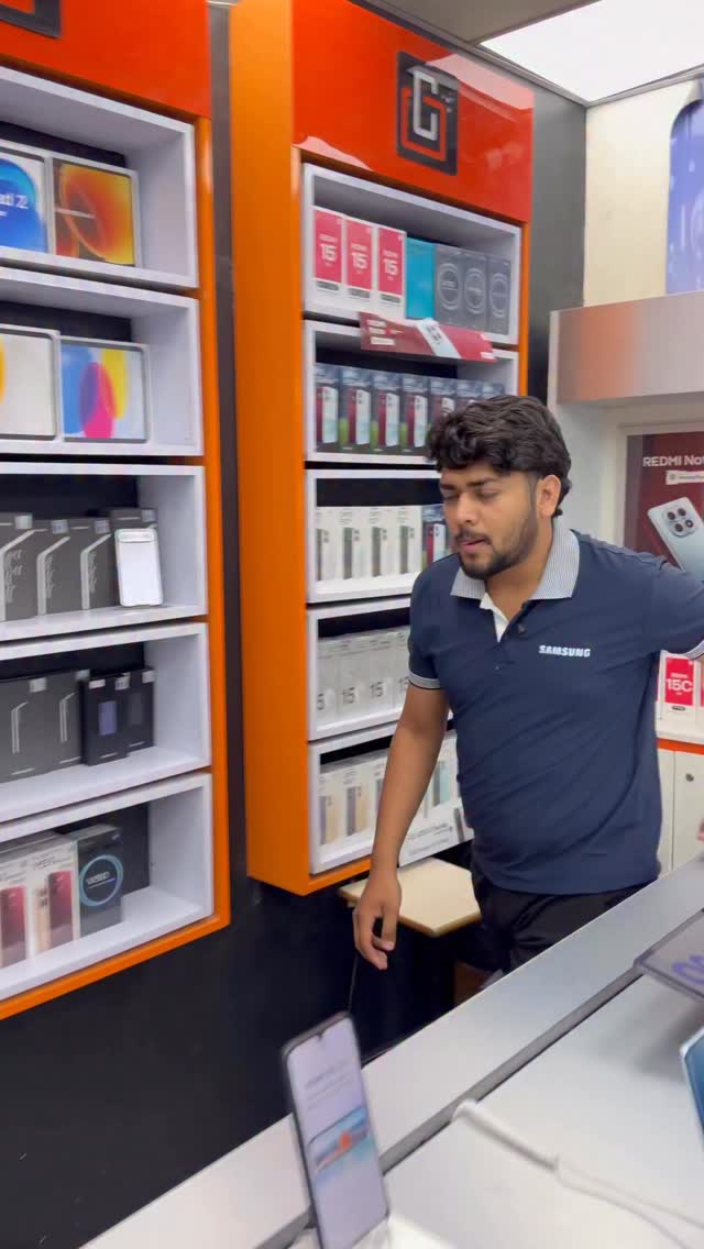 सब्जी वाला 🥲😭
.
.
.
.
.
#dealsmilegi #mobilephoneshop #relatable #comedy #funny