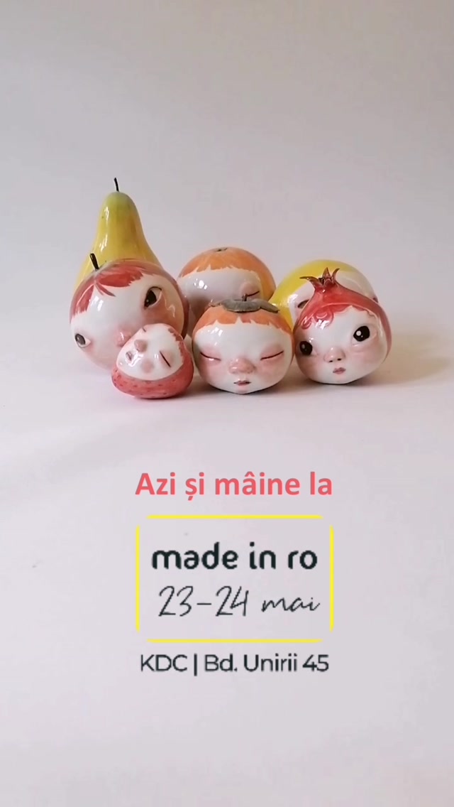 Jurnal de atelier... călător. Azi m-am trezit în zori. Am cules câțiva boboci de bujor, irisi și crenguțe de iasomie din grădină, și am venit cu toate la Made în Ro.
Fără să știu, ascuns între petale era un mușuroi de furnici 🙈, care mi-au patrulat toată ziua standul, în lung și în lat!
#madeinro #porcelain #roadelemunciimele