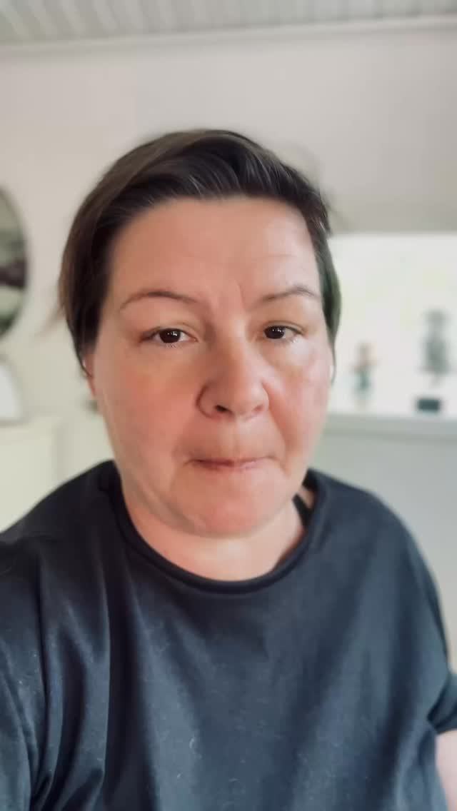 Barn behöver reglering för att deras nervsystem fortfarande håller på att byggas.
En vuxen behöver ofta något djupare än bara reglering. Det är en viktig skillnad som sällan pratas om.
Ett barn kan inte själv skapa trygghet fullt ut.
Barnets nervsystem formas i relation till vuxnas närvaro, tonfall, trygghet, rytm och känslomässiga tillgänglighet.
Forskning inom utvecklingspsykologi och neurobiologi visar att barns förmåga till självreglering utvecklas gradvis genom samspel med trygga vuxna.
Hjärnans områden för impulskontroll, känsloreglering och stresshantering är inte färdigutvecklade förrän långt upp i ung vuxen ålder.
Därför blir samreglering avgörande i barndomen.
Men hos vuxna ser det ofta annorlunda ut. För många vuxna idag har inte bara ett dysreglerat nervsystem.
De bär också:
Överlevnadsidentiteter, generationsarv, relationella mönster, inre otrygghet, ett liv långt ifrån sig själva.
Då räcker det inte att vara reglera sitt nervsystem.
Ofta blir regleringen bara ett sätt att göra överlevnaden mer bekväm.
Människan lär sig att lugna systemet.
Men inte alltid att förändra livet bakom orsaken till stressen, ångesten, oron, skammen, skulden, prestationen.
Ett nervsystem är inte skapat för att konstant övervakas. Det är skapat för att leva. Verklig trygghet handlar inte om att aldrig bli triggad.
Verklig trygghet handlar om att kunna möta livet utan att förlora sig själv.
För livet är inte konstant reglerat.
Livet är rörelse, relation, mening, expansion och mänsklighet.
Och ibland är det inte nervsystemet som behöver regleras mer. Ibland är det livet som behöver förändras.
Hur landar det här hos dig?💚
#soulandpathfinding #självledarskap #nervsystemet #generationsarv #kroppenklagarnärsjälenlider