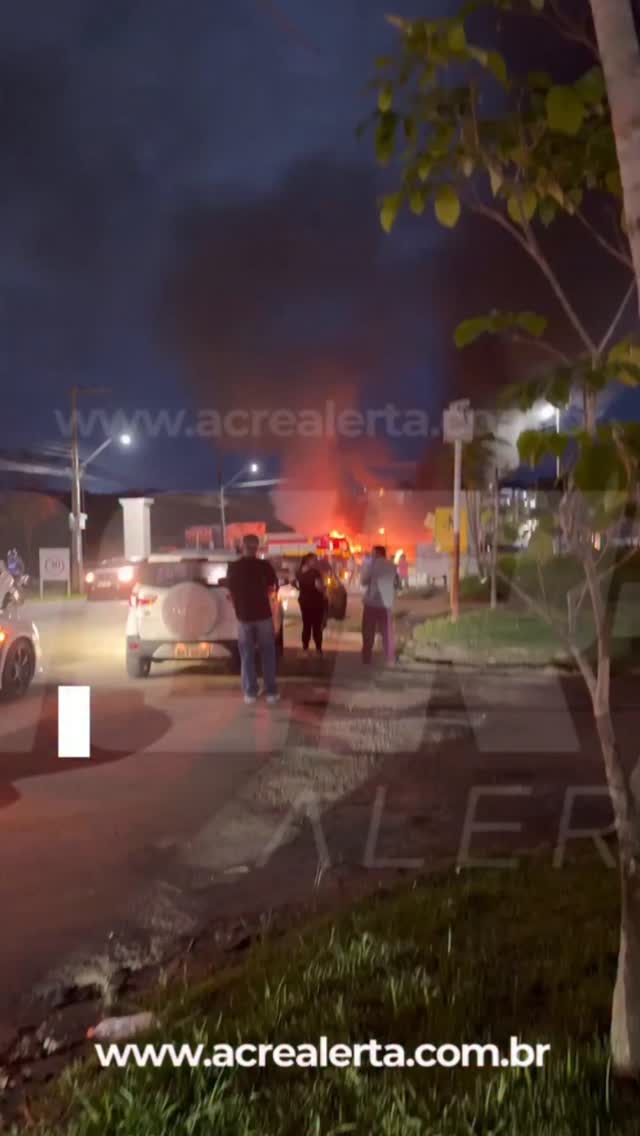 Um ônibus pegou fogo na noite deste sábado (23), na Estrada do Calafate, em Rio Branco. Segundo informações repassadas no local, o motorista percebeu fumaça saindo do veículo e imediatamente parou o coletivo para retirar os passageiros em segurança.
Apenas cinco pessoas estavam no ônibus no momento do incêndio. O motorista ainda tentou controlar as chamas utilizando o extintor de incêndio do veículo, mas o fogo se espalhou rapidamente e não foi possível conter.
A suspeita inicial é de que uma falha elétrica possa ter provocado o incêndio, porém somente um laudo técnico deverá confirmar a causa exata. O Corpo de Bombeiros foi acionado para combater as chamas.
Apesar do susto e dos danos ao veículo, ninguém ficou ferido.
matéria completa no site www.acrealerta.com.br�
#RioBranco #Acre #Onibus #Incendio #Calafate Bombeiros Noticias AcreAlerta
