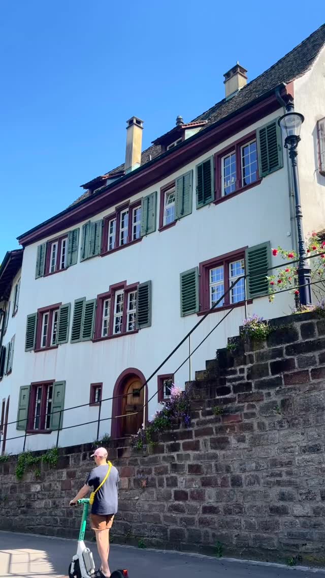 Durante os anos no Gymnasium em Basileia, Carl Jung passava todas as quintas-feiras no St. Alban Pfarrhaus, a casa de seu tio do lado materno, Samuel Gottlob Preiswerk — a quem Jung apelidou carinhosamente de “Isemännli” (“Pequeno Homem de Ferro”), por causa de seu caráter rígido e inflexível.
Jung era convidado semanalmente para o almoço, e a curta caminhada desde o Gymnasium fazia dessas visitas parte de seu ritmo regular de vida. Embora seu tio representasse uma moral pietista severa, Jung valorizava profundamente a atmosfera de troca intelectual ao redor da mesa da família — algo que raramente encontrava em sua própria casa.
Cercado por primos mais velhos imersos nos estudos teológicos, o jovem Jung encontrou ali conversas que ajudariam a moldar seu mundo interior muito antes de se tornar o fundador da psicologia analítica.
#CarlJung #Basel #CGJung #PsicologiaAnalitica #PsicologiaProfunda #Suica #monicamartinezpsi