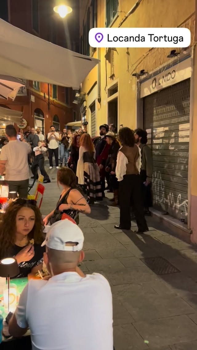 🚂⚙️ Questa sera davanti alla Locanda Tortuga è successo qualcosa di… fuori dal tempo.
Un gruppo incredibile di performer è arrivato tra musica, costumi e atmosfera steampunk per promuovere “FREAK – Il Musical” e per qualche minuto il centro storico di Genova si è trasformato in uno spettacolo a cielo aperto. 🎭🔥
Noi ovviamente non potevamo non riprenderli.
Ecco qualche momento del loro passaggio davanti al locale… perché certe energie si sentono subito. ✨
📍Teatro Ivo Chiesa – Genova
📅 5-6 Giugno 2026
Se amate musical, scenografie particolari e personaggi fuori dagli schemi… dateci un’occhiata.
#Genova #LocandaTortuga #FreakIlMusical #Teatro #Musical Steampunk GenovaEventi CentroStoricoGenova ArtistiDiStrada TeatroIvoChiesa GenovaByNight MusicalItalia