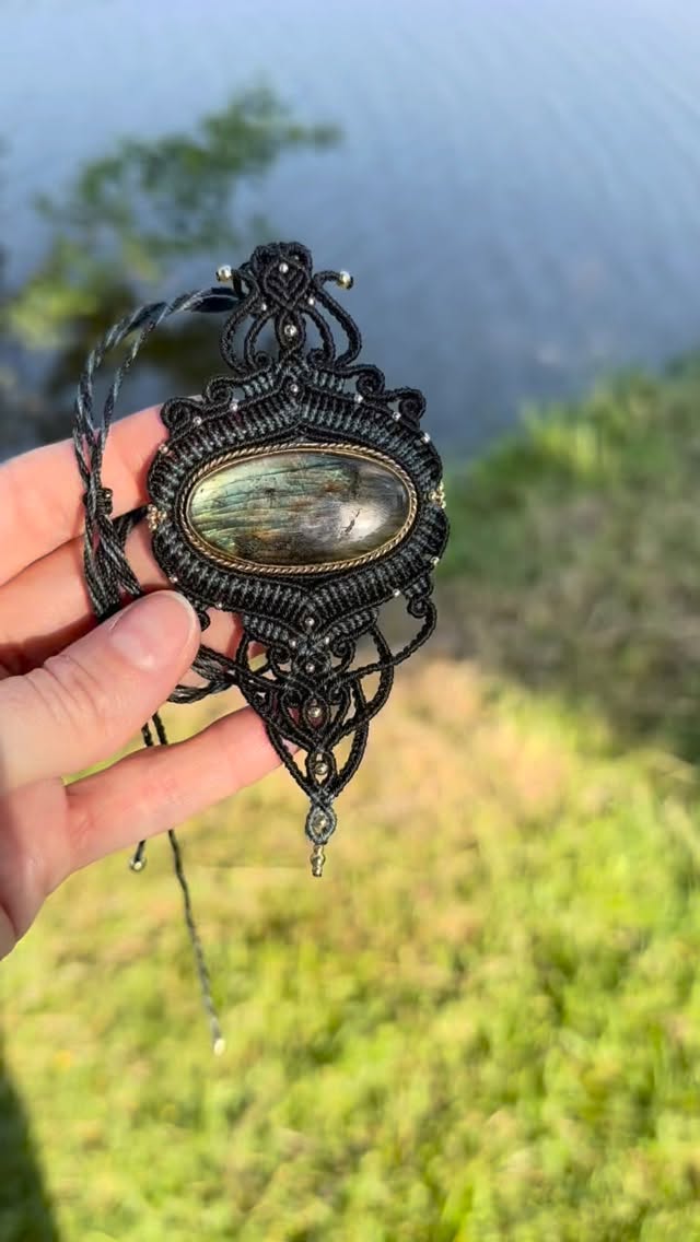 Le troisième œil est souvent associé à l’intuition, aux ressentis, à cette petite voix intérieure que l’on entend surtout quand le mental fait enfin un peu moins de bruit.
La labradorite est une pierre liée à ce chakra.
Avec ses reflets changeants, presque irréels, elle évoque ce que l’on perçoit sans toujours pouvoir l’expliquer.
Cette sensation qu’un lieu est lourd, qu’une décision n’est pas juste, et qu’au fond de soi, on connaît déjà la réponse.
Le troisième œil ne sert pas à prédire l’avenir 😉 mais peut-être simplement à apprendre à mieux se faire confiance.