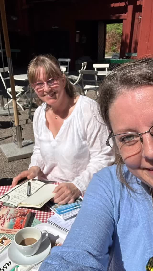 Härligt planeringsmöte i solen idag med kreativa bokhandlerskan Eva! ☀️ Den 25 augusti kl 19 blir det release för min sjätte (!) bok! Och den kommer att vara i Mariefreds bokhandel. Boka in det i kalendern redan nu! ✨📚☀️
Del två i serien om Antikboden Ugglan ”Brev från det förflutna” släpps då och min förläggare Lena Amurén från bästa förlaget Historiska media kommer att vara på plats. Mer info kommer!
PS. Har du inte hunnit läsa eller lyssna på del ett så kör igång vetja! ”När drömmarna slår in” släpps lämpligt nog som pocket 4 juni! ✨
@historiskamedia @mariefredsbokhandel #releasefest #antikbodenugglan #strängnäshistoria