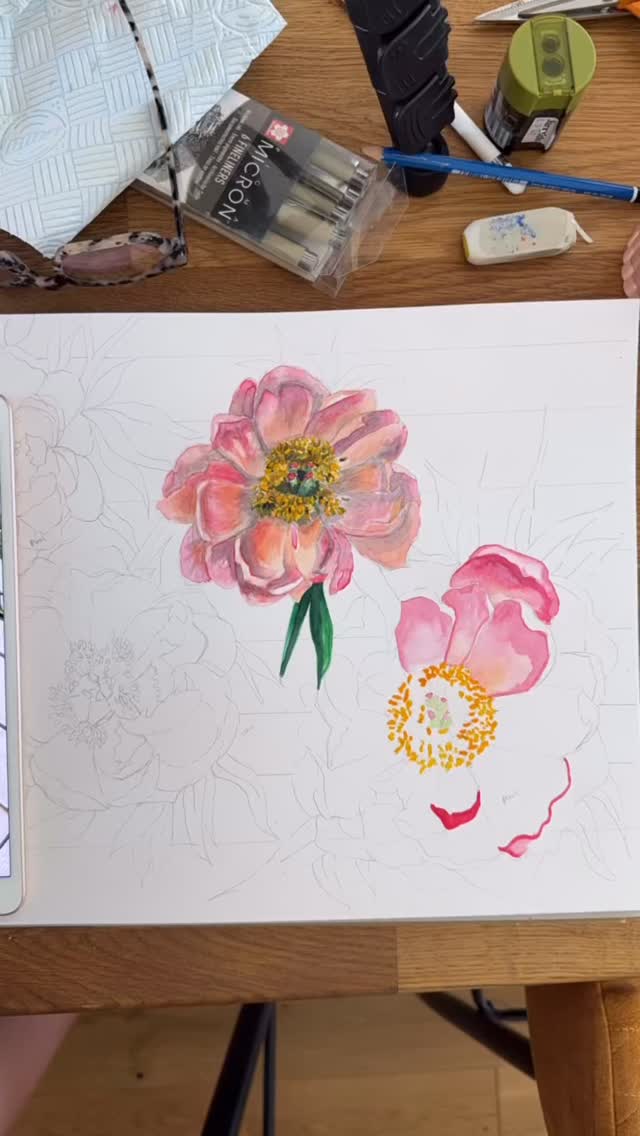 A whole two weeks since I started this painting and I’ve been dying to get the opportunity to carry on with it ( even for five mins) and today I got the chance but I’m just not feeling it and now I’ve packed it away to look at another day. Think I’ve got bored with it. Don’t have a lot of staying power with each piece I start 😆 so nice to use down time to get invested in some creativity ..successful or not. Hoping to use it eventually in a new print. What’s everyone else been up to?
#watercolour #peonies #creativity #textileartist #downtime