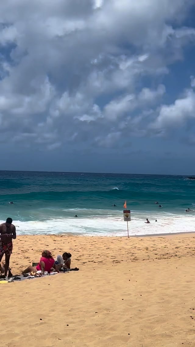 Sandys right now, Sunday, 5/24/26 about 12 noon! Windy, messy, funky but still some fun ones if you choose the right ones. About 2ft with some juicy shorebreak 3 footers. About 20 groms at Pipe Littles. Enjoy your Sunday everyone! 🤙🏽
#sundayfunday #sandybeach #sandys #shorebreak #watersafety
