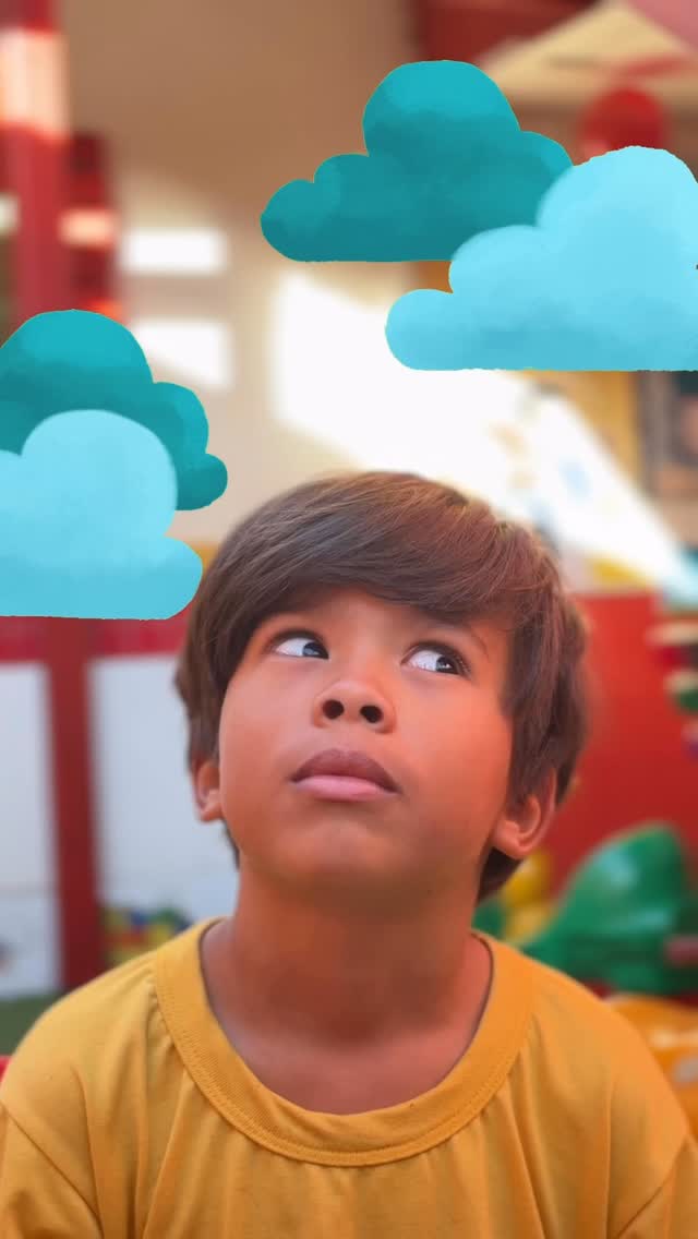 A fase dos “porquês” é uma das etapas mais importantes do desenvolvimento infantil.
Quando a criança pergunta sem parar, ela não está apenas querendo respostas. Ela está aprendendo a observar, relacionar informações, testar hipóteses e compreender o mundo ao redor.
É nesse momento que habilidades como curiosidade, raciocínio, linguagem e pensamento crítico começam a se desenvolver de forma mais intensa.
No Colégio Vivenciar, entendemos que cada pergunta é uma oportunidade de aprendizado. Por isso, valorizamos ambientes que acolhem a curiosidade infantil e incentivam a criança a pensar, explorar e descobrir.
Porque o conhecimento começa justamente quando a criança sente que pode perguntar. ✨