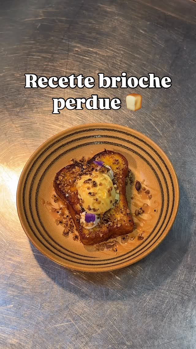 La brioche perdue… mais jamais oubliée. 🍞✨
On nous la réclame souvent… & elle est disponible dans notre menu de brunch sur mesure, mais maintenant vous pouvez la réaliser chez vous !😘
Une recette simple, généreuse et ultra réconfortante, parfaite pour le brunch ou le goûter 🤎.
🥛 Ingrédients :
* 100 g de lait
* 400 g de crème
* 50 g de jaunes d’œufs
* 75 g de sucre
* 1 brioche
* 1 arôme au choix (ici : amaretto @maisonnicolasofficiel )
👉 Mélangez les jaunes et le sucre, puis ajoutez la crème, le lait et l’amaretto.
Si la brioche est fraîche du jour : imbibez-la seulement quelques secondes.
Si elle est plus rassie : laissez-la quelques minutes pour qu’elle absorbe bien le mélange ✨
Faites cuire dans du beurre environ 3 minutes sur chaque face jusqu’à obtenir une belle coloration dorée 😮💨
À servir avec les toppings de votre choix : glace, caramel, fruits frais, pâte à tartiner…
& surtout n’hésitez pas à nous taguer quand vous en cuisinerez ! 🧑🍳
& pour les plus paresseux, @chef_jordan_antoine pourra vous régaler 😋!
Merci @fissler_france car avoir une bonne poêle fait toute la différence 🤩.
#BriochePerdue
#foodreels
#recette
#BrunchLover
#faitmaison