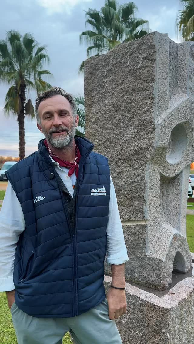 Juan Luis Dörr é formado pela Pontifícia Universidade Católica do Chile. O artista nascido em Santiago baseia sua pesquisa artística na cultura latino-americana. Com vasta experiência em ateliês de prestígio, o escultor acumulou prêmios em concursos que resultaram em diversas obras públicas no Chile e no exterior. No simpósio, desenvolve sua peça em Granito Rosa com o auxílio de Antônio Sobral.
O XVII FICF é uma realização da @santatherezabage @prefeituradebage por meio da @bage.secult e @assembleiars. O patrocínio é da @philipmorrisbrasil, com financiamento do Pró-Cultura @sedac_rs , Lei de Incentivo à Cultura, Governo do Estado do Rio Grande do Sul @governors. Produção Maristela Ribeiro Produções.