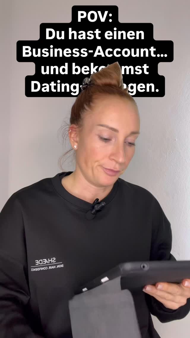 Man erstellt einen Business-Account, investiert Zeit, baut sich etwas auf, beantwortet Nachrichten, plant Content…und trotzdem landen manche Männer in den DMs wie auf Tinder. 😭
„Hey 😏“
„Hast du einen Freund?“
„Wollen wir mal was trinken gehen?“
Sir… das hier ist eine Haarseite.👀😂
Ich weiß wirklich nicht, warum manche denken, ein Business-Profil wäre automatisch eine Dating-Plattform.😅
Bitte sagt mir, dass andere Selbstständige das auch kennen 👇
#businessaccount
#selbstständig
#behindthebusiness
#reallife