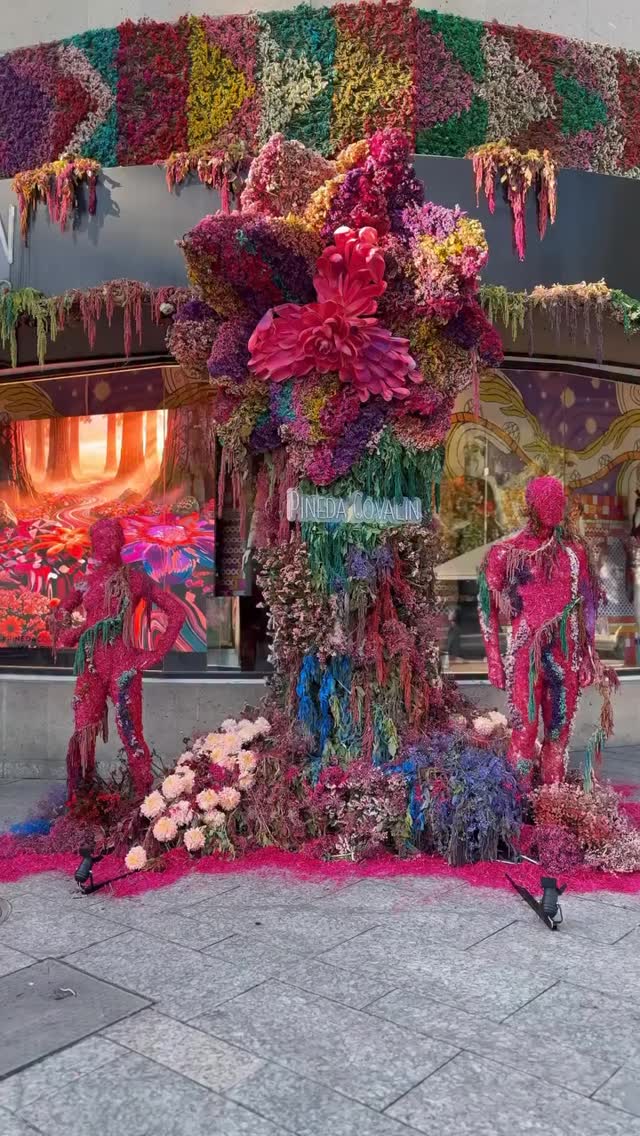 In Polanco, the Festival de Flores y Jardines brings Mexico City into bloom — with floral installations, decorated façades, and garden-inspired displays that turn the neighborhood into an elegant open-air experience.
But beyond the flowers, it’s the perspective that matters: seeing a city through its creativity, its design, its cultural rhythm, and the way locals choose to celebrate beauty in everyday spaces.
A curated Mexico City journey is coming — a deeper way to explore the city through its culture, gastronomy, and local perspective.
Visit marottatravel.ca to stay updated and be the first to receive the full itinerary once it’s released.
Marotta Travel / Mexico City / Curated Journeys / Bespoke Travel / Cultural Travel