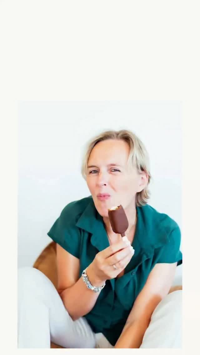 ☀️ **5 zoete recepten voor warme dagen**
Gezond genieten op zomerse dagen. Het kan echt. Met deze simpele gerechtjes.
In deze reel: 5 snelle tussendoortjes die je lichaam blij maken én gewoon lekker zijn. Mango ijsje, kersen-yoghurt ijs, waterijsjes, een zomers fruitdrankje en vers fruit met chocolade dipsaus. 🍓🥭🍫
Duurzaam afvallen begint met leren genieten zonder schuldgevoel. Dit is hoe ik het doe.
Fork it. ✌️
🔔 *Meer gezonde recepten, tips en gerechten? Volg me — er komt elke week meer. Bewaar deze reel voor de eerste échte zomerdag!* ☀️