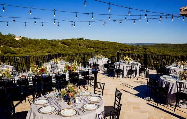 Give us gorgeous views, beautiful weather, candlelight, and a dreamy outdoor wedding any day! 🌿
#eventflorist #floraldesigner #austinflorist #eventstylist #austinevents