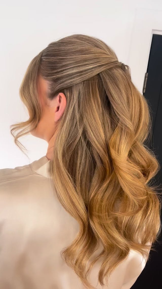 Are you a hairstylist’s dream client?
✨Clean dry hair free from product
✨Fresh colour and trimmed ends
✨Has realistic expectations
✨Gives honest opinions through styling
#cliphairweddingawards26 #leicestershireweddings #weddinghairleicestershire #bridehairleicester #leicesterweddinghairstylist