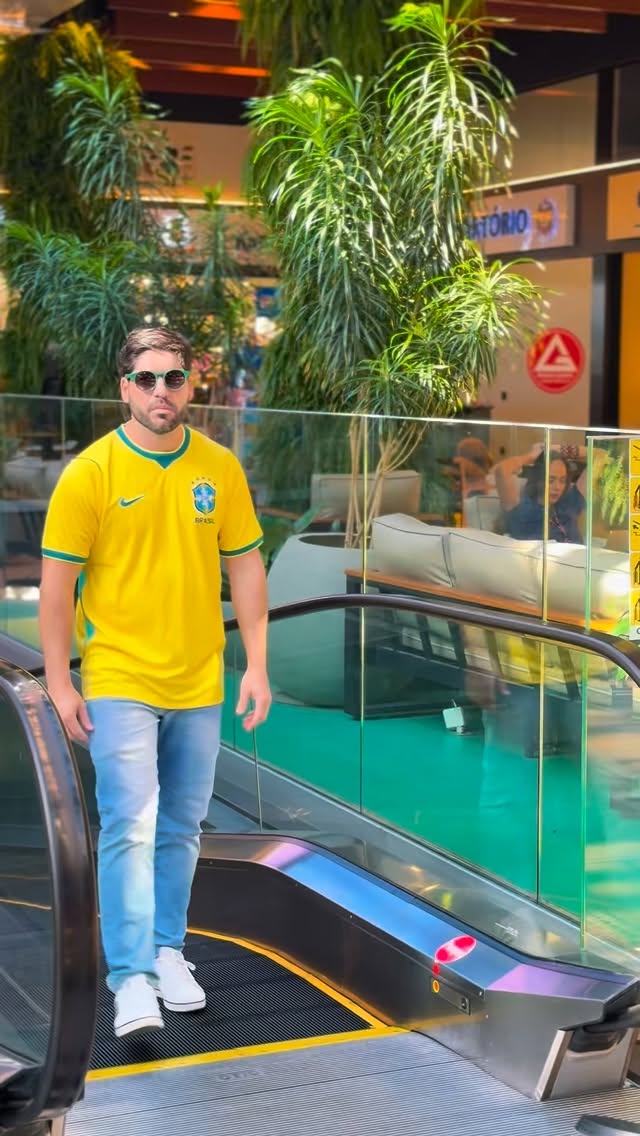 Domingo é dia de jogo da seleção e dia também de estar estiloso com a nova coleção! ⚽🇧🇷👓
Aqui na Ótica Tech Vision a gente sabe que domingo tem clima de torcida, encontro com a família e amigos e aquele momento de relaxar. E nada melhor do que curtir o jogo da seleção já com um visual renovado.
Modelos leves, atuais e que valorizam seu rosto na hora de assistir ao jogo, tirar foto com a galera ou sair depois da partida. Do discreto pro dia a dia ao mais marcante pra quem gosta de destacar o olhar, até porque estilo também faz parte do jogo.
Escolha sua armação e torça com ainda mais atitude!
#OticaTechVision #NovaColecao #OculosDeGrau #DiaDeJogo #SelecaoBrasileira