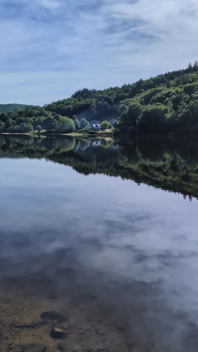 Clairement en Limousin on vit dans un environnement exceptionnel et on n'a pas besoin de beaucoup de sous pour vivre bien 🌿
Mais la majorité des indép' que je connais se sortent à peine 1000 €, et souvent moins s'ils ne travaillent pas à temps plein.
Avec un potager, la prime d'activité et beaucoup d'entraide, tu t'en sors. Mais quelle galère si la voiture ou la chaudière pète. Quel stress de ne pas pouvoir mettre de côté !
Pour que ton activité indépendante te permettre de mieux gagner ta vie, tu peux encore t'inscrire à la formation "vivre de son activité indépendante" les 3-4-5 juin à Eymoutiers (dernières places ! Écris moi en mp 📩)
Et si tu veux développer ta visibilité, va jeter un œil sur mes services sur agence-elma.com 🌞