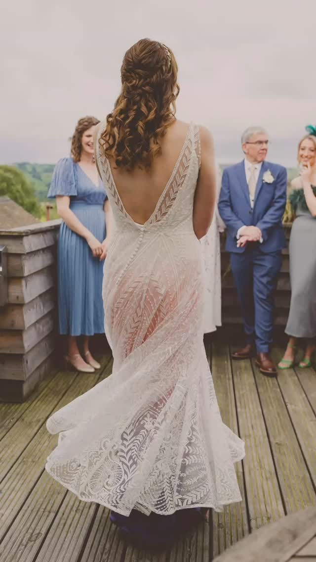 Gorgeous Rachel in her stunning @lucy_cant_dance dress.
Loved creating this boho textured half up hairstyle. The brief was texture and braids ✨ Thank you to @laurarhianphoto for these gorgeous shots ⚡️
#cheshireweddinghair #bohoweddinghair #bohobridalhair #braidsandcurls