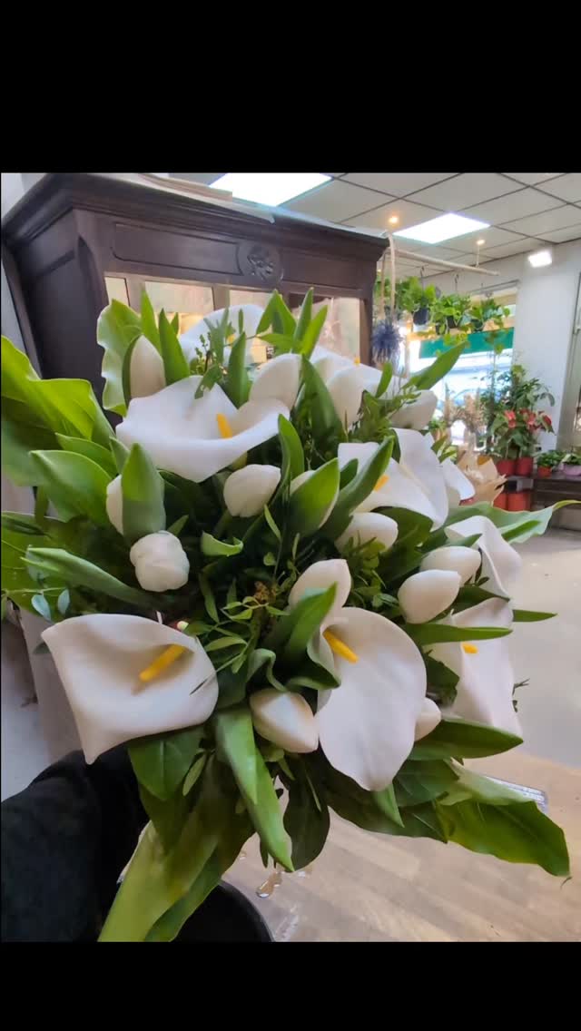 Un élégant bouquet d’arums et de tulipes blanches 🤍
Une composition raffinée, tout en pureté et en simplicité, qui évoque la sérénité et la grâce naturelle des fleurs blanches.
#BouquetDeFleurs #Arums #TulipesBlanches #FleuristeNice #EléganceFlorale