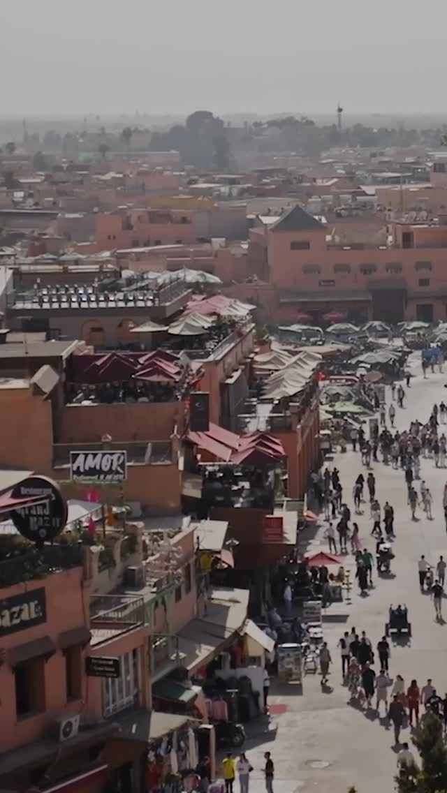 AU PAIRIT UUSI KAUSI! ☀️🇲🇦🫶🏼🔥
Au pairit sarjan 13. kausi vie Sabinan, Helinin, Kiaran ja Rebeccan Marokkoon värikkääseen Marrakeshin kaupunkiin. Itsenäisyyteen tottuneiden au pairien sopeutumiskykyä koetellaan kun kotien seinät alkavat kaatua päälle.
Erilaiset elintavat törmäävät perheissä, joissa ovet ovat aina auki naapureille ja sukulaisille ja kielimuurin takia on vaikea löytää yhteisymmärrystä. Löytävätkö au pairit tukea toisistaan kaukana kotoa? Kallistuuko viha-rakkaussuhde Marokkoa kohtaan lopulta rakkauden puolelle?
@yleareena