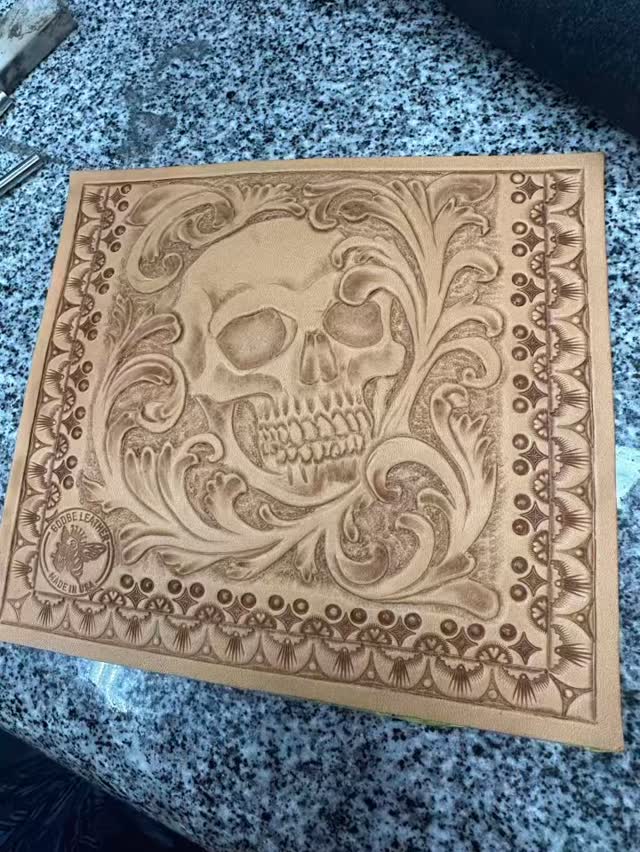 Leather shit: a beautiful little bespoke pocket. 🐝 #leatherart #asmr #leathercraft