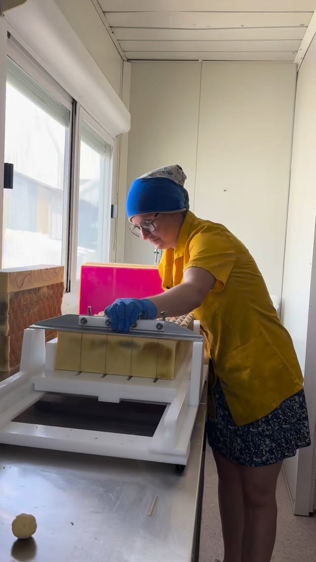 Le romarin fonce au contact de l’aire la magie de la saponification qui varie en fonction de son environnement 🥰 #savon #savonnerie #lait #agriculture #laitdevache
