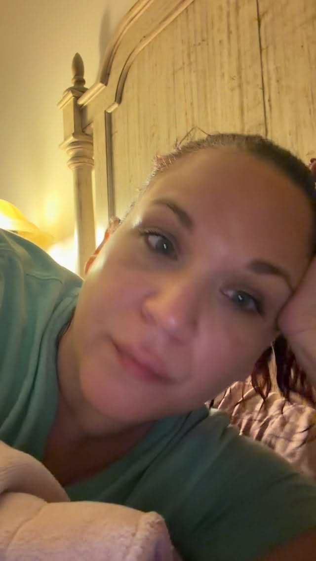 Primero Shakira salió con que las mujeres ya no lloran, ahora facturan. Después leí que ya no lloran, ahora corren y van al gym.
Y yo aquí, multitasking: facturo, corro/camino, voy al gym y lloro también 😂🤍. Porque podemos hacer cardio, crecimiento personal y tener crisis existenciales al mismo tiempo.
Nos vendieron la idea de que la fuerza está en dejar de llorar. Pero llorar no nos hace débiles, nos hace humanas.
🤍 A veces sanar requiere que sigamos avanzando con el corazón apretado, pero avanzando igual.
#resilienteconintención