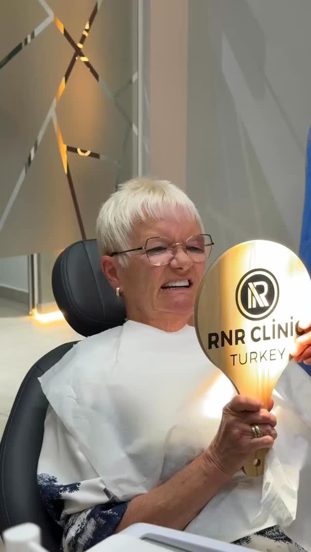 #dental #deutschland #smile #fyp #zahnbehandlung
Die Probeeinsetzungen bei Bettina laufen auf Hochtouren. Dabei wird jedes Detail mehrfach überprüft – von der Form und Passgenauigkeit bis hin zum gesamten Erscheinungsbild. Genau aus diesem Grund führen wir mehrere Probeeinsetzungen durch, damit das Endergebnis perfekt auf die Wünsche und Vorstellungen unserer Patientin abgestimmt ist.
Auch die finale Zahnfarbe wurde bereits gemeinsam ausgewählt. Schritt für Schritt kommen wir dem perfekten Endresultat näher.
Seid gespannt auf Bettinas neues, strahlendes Lächeln. ✨
