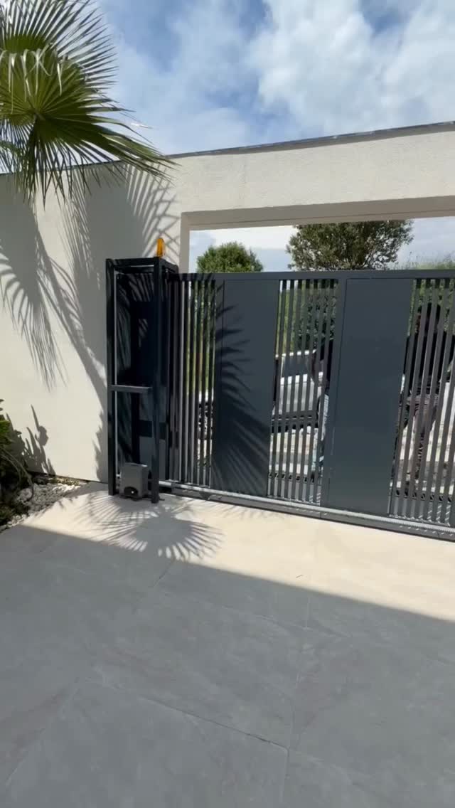 Proje 5 Modern Çizgiler, Güçlü Güvenlik. Minimal tasarımı ve güçlü çelik konstrüksiyonu ile villa girişlerine modern bir karakter kazandıran motorlu garaj kapısı sistemimiz. ✔ Elektrostatik toz boya ✔ Tam galvaniz çelik gövde ✔ Sessiz ve akıcı motor sistemi ✔ Modern dikey lamel tasarımı ✔ İstenilen ölçü ve...