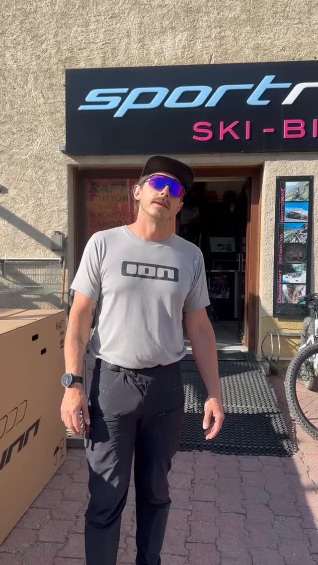Sportrent Villeneuve est ouvert ! 🙌🏼🚲 Pour le début du mois de juin, notre magasin de Villeneuve est le seul ouvert. Les autres boutiques rouvriront un peu plus tard pour la saison estivale ☀️
🔧 C’est le moment de sortir votre vélo du garage !
Notre atelier vous accueille du mercredi au dimanche pour :
✔️ Révision complète
✔️ Entretien et réparations
✔️ Préparation pour la saison d’été
🚲 Côté nouveautés, les premiers vélos arrivent déjà en magasin !
De nouvelles gammes sont en cours de montage et quelques belles surprises vous attendent 👀
🎓 Vous pouvez également réserver :
👉 Vos locations de vélos
👉 Les navettes VTT
👉 Les cours et sorties encadrées avec notre école de VTT
🌊 Et n’oubliez pas : avec Rivière Évasion, profitez de -10 % sur votre deuxième activité pour combiner vélo et rafting lors de votre séjour !
📍 Rendez-vous à Villeneuve, notre équipe vous attend !
#Sportrent #SerreChevalier #VTT #EBike #AtelierVelo Rafting RiviereEvasion BikeSchool HautesAlpes