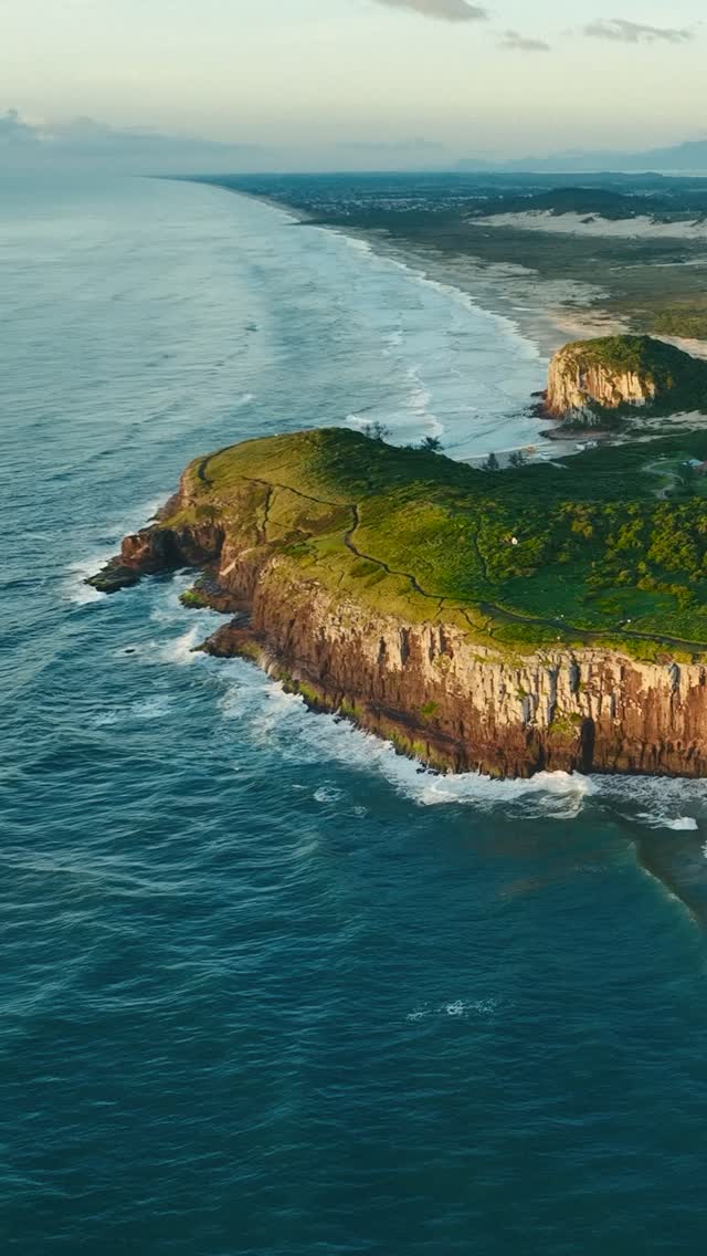 Saída programada - Ainda com vagas
De 15 a 23 de agosto de 2026
Entre paredões gigantes, vales profundos e paisagens moldadas há milhões de anos, nasce uma experiência que conecta natureza, história e emoção. 🌎✨
O roteiro “Marcas do Tempo” é um convite para percorrer os caminhos do Geoparque Caminhos dos Cânions do Sul, descobrindo as transformações da Terra através de cenários que impressionam em cada parada.
Mais do que um passeio, uma imersão nas origens dos cânions, nas culturas locais e nas paisagens que carregam as verdadeiras marcas do tempo. ⛰️💚
Venha viver essa experiência única na Georrota Cânions do Sul.
Saiba mais em:
canionsdosul.org/georrota
@geoparquecanionsdosul
@georrotacanionsdosul
#TurismoDeExperiência #PraiaGrandeSC #CanyonsDoSul #ecoturismo
