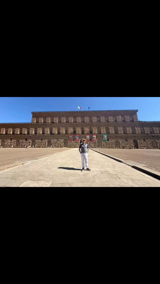 Ich bringe den FLORENTINER nach GARS 🏰
Der 137 karätige legendäre Diamant 💎 ein Juwel, das Könige faszinierte und nach dem Sturz der Monarchie spurlos im Chaos der Geschichte verschwand 🏰💎🎶
Der exklusive Geschichts-Talk:
Am Sonntag, den 31. Mai, um 19:00 Uhr in der KulturBURG in Gars 🏰 Erleben Sie einen Abend voller Geschichte und Geschichten rund um das Thema Schmuck - Juwelen - Diamanten - Habsburg und andere adelige Familien ℹ️ https://shorturl.at/HWMUB 🆗
Das absolute Highlight: Bestaunen Sie das extra für die KulturBURG Gars nachgeschliffene Original des Florentiners zum Greifen nah! www.operburggars.at @clemensunterreiner @operburggars_official #ClemensUnterreiner #florentiner #operburggars #diamond #habsburg 📸©️CU | OBG | L. Thomann | A. Leitner | APA | Ch. Riedel