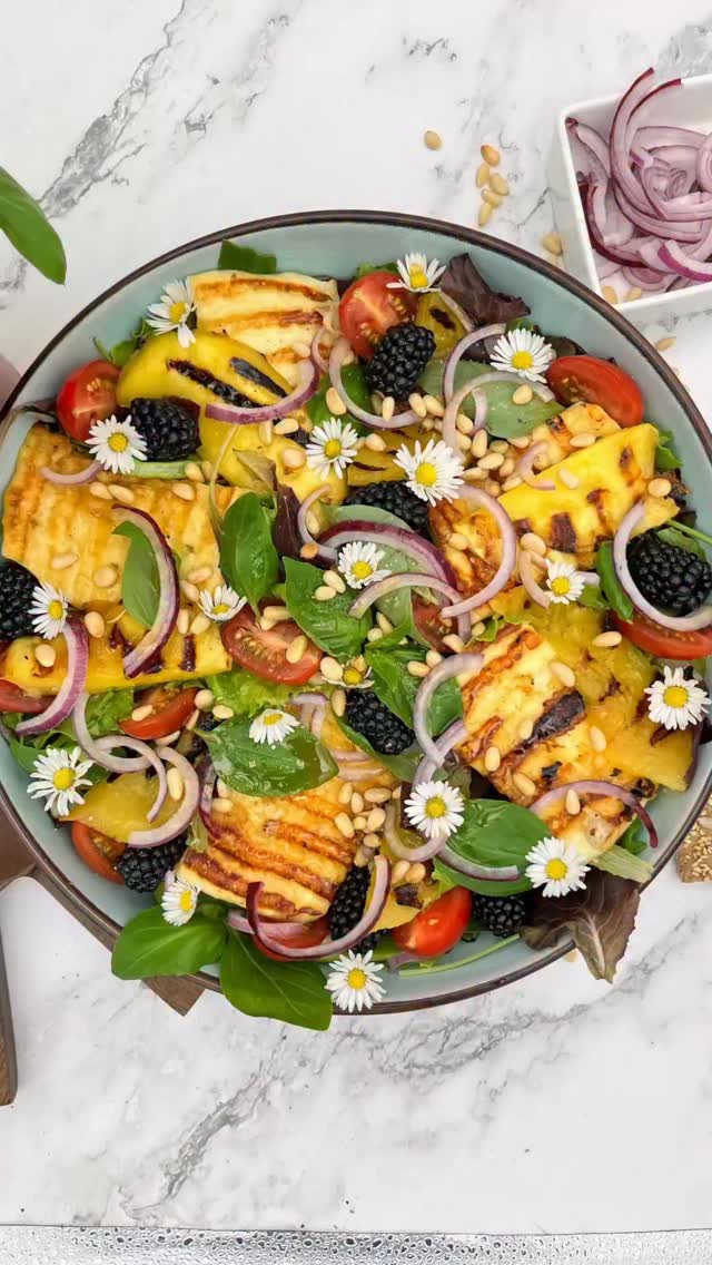 🥗 **Salade met halloumi & mango**
Blijvend gewicht verliezen begint met leren dat gezond eten ook superlekker is.
Fris. Zomers. Klaar in minuten.
**Ken jij halloumi?** 🧀
Halloumi is een stevige bakkaas uit Cyprus die niet smelt in de pan. Hij krijgt een heerlijk knapperig korstje van buiten en blijft zacht van binnen. Een absolute aanrader als je hem nog niet kent!
**Wat je nodig hebt (2 personen):**
→ 200-250 gr halloumi, in plakjes
→ 1 mango, in schijven
→ 100 gr gemengde salade
→ 6 kerstomaatjes, gehalveerd
→ 1 kleine rode ui, in fijne ringetjes
→ 100 gr braambesjes
→ 20-30 gr geroosterde pijnboompitjes
→ mangoazijn + olijfolie
→ optioneel: verse basilicum
**Bereiding:**
⚠️ *Tip 1:* begin met de mango grillen. Is je mango heel rijp? Wrijf de grillplaat even in met een beetje vetstof — rijpe mango bevat meer suiker en bakt sneller aan.
Doe de gemengde salade en eventueel de basilicum in een mooie kom.
⚠️ *Tip 2:* wacht met de halloumi tot net voor het eten — hij moet warm op tafel komen. Grill hem op het laatste moment en leg hem warm op de salade.
Leg eveneens de gegrilde mangoschijven bij op de salade. Tomaatjes, ui en braambesjes erbij. Olijfolie en mangoazijn erover. Pijnboompitjes, klaar!
🌿 *Leefstijl check:* halloumi geeft je eiwitten, mango geeft je energie : samen houden ze je langer verzadigd. Slim bord, slim lichaam.
Fork it. ✌️
🔔 *Vrijdag: een fris recept met mango & paprika. Zaterdag: waarom ik mango zo vaak eet. Volgen en opslaan!*