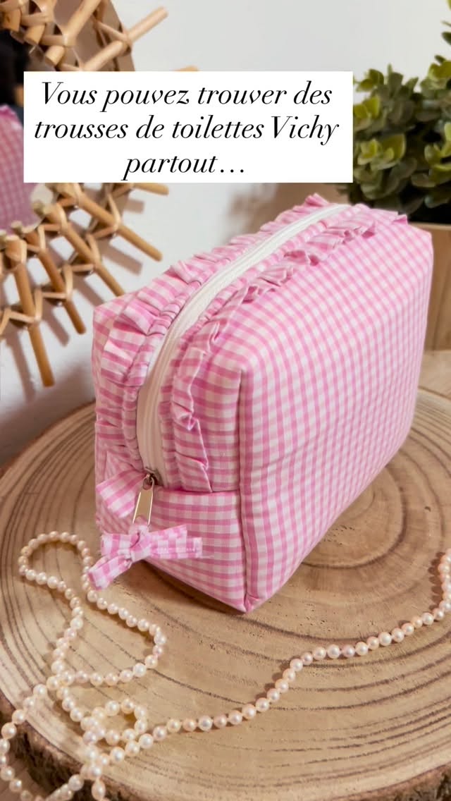 Des trousses de toilette Vichy, il y en a partout.
Mais celle là, ce n’est pas juste une trousse !
Il y a le Vichy en coton tout doux
il y a le petit volant si girly
Il y a MON savoir faire
Il y a la joie de la voir tous les jours ! 💕
Et surtout, il y a tout ce qu’on ne voit pas toujours au premier regard.
C’est ça qui fait la différence !
Ajoutez un cœur si vous aussi vous aimez les créations avec de vrais détails 🩷🌸
.
.
.
#vichylovers #vichy #couturesurmesure #troussevichy #provencealpescôtedazur