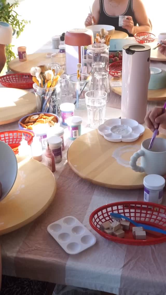 KERAMIK BEMALEN BEI SCHÖNSTEM WETTER 🌸☀️
•
•
•
#keramikworkshop #keramikzumselberbemalen #handmade #keramiklover #summer