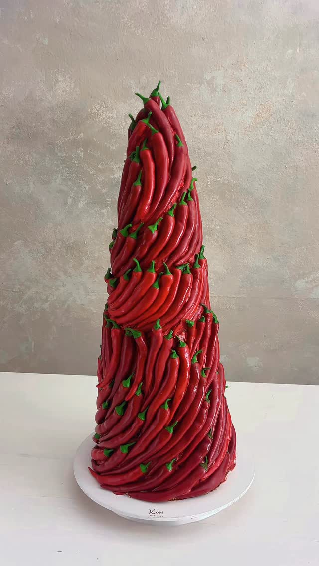 The hottest wedding cake ever.
🌶️ @lulahfrancs
Thanks for the helping hands on the day @chef_jaume_ines
#cake
#sugarpaste #chilli