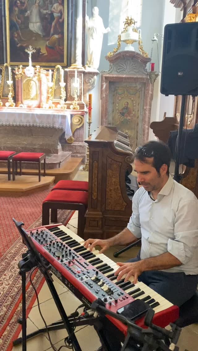 Wahrscheinlich erkennt ihr diesen Song und vielleicht habt ihr ja auch schon mit dem Gedanken gespielt das ein oder andere instrumental Stück in den Ablauf eurer Trauung einzubauen…unser GO! habt ihr 🥰 Manche Stücke wirken magisch und verzaubern jeden Moment 🥰 #livemusic #pianomusic #groovecafe #wedding #eventband