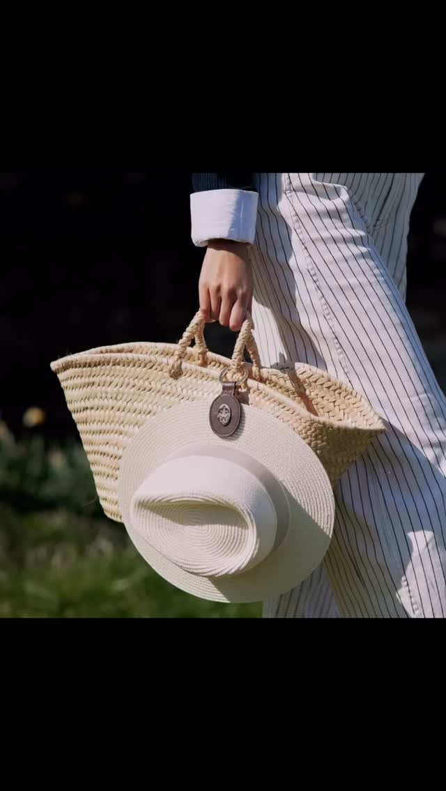The ideal accessory for holding your hat and to have your hands free when exploring the Cotswold. The Leather hat clip can be attached to your bag and your hat fits in the magnetic closure.
Shop in store or online. Link to our shop in bio.
#cotswolds #hicksandbrown #hat #shoplocal #summertime