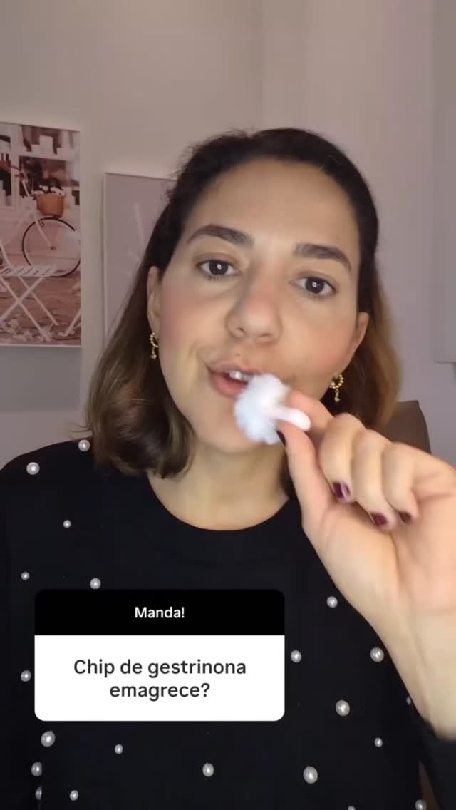 Gestrinona não é um hormônio qualquer. E entender como ela age faz toda a diferença na hora de decidir usá-la.
Ela é um esteroide sintético com ação antiestrogênica e androgênica — e é exatamente esse perfil que explica tanto os seus benefícios quanto os seus riscos.
O que a ciência mostra de benefício?
A principal indicação estudada é a endometriose. Uma meta-análise de 2023 com mais de 1.200 mulheres mostrou redução significativa de dor pélvica, cólica e dor na relação sexual. As pacientes chegaram a ficar assintomáticas após 3 meses de tratamento — e a recorrência de dor grave foi quase 5x menor do que no grupo que usou outro hormônio injetável muito comum nesse contexto.
Outro ponto importante: diferente de alguns tratamentos hormonais para endometriose, a gestrinona não causou perda significativa de massa óssea nos estudos.
E os riscos?
Acne, seborreia, ganho de peso, queda de libido e alterações no colesterol. Esses efeitos têm explicação — são consequência direta da ação androgênica da droga, ou seja, ela age de forma parecida com a testosterona no organismo.
Sem indicação, sem acompanhamento médico e sem entender o mecanismo, o risco supera qualquer benefício.
---
🩺 Dra. Ana Beatriz Matos
Ginecologista e Mastologista
CRM 141-427 SP | RQE 61181 | 61182
Fontes: De Souza Pinto et al., Arch Gynecol Obstet, 2023 · Fagundes et al., Pharmaceutics, 2025 · Renke et al., Pharmaceuticals, 2024
#gestrinona #endometriose #dordepélvica #saúdedamulher #ginecologia
