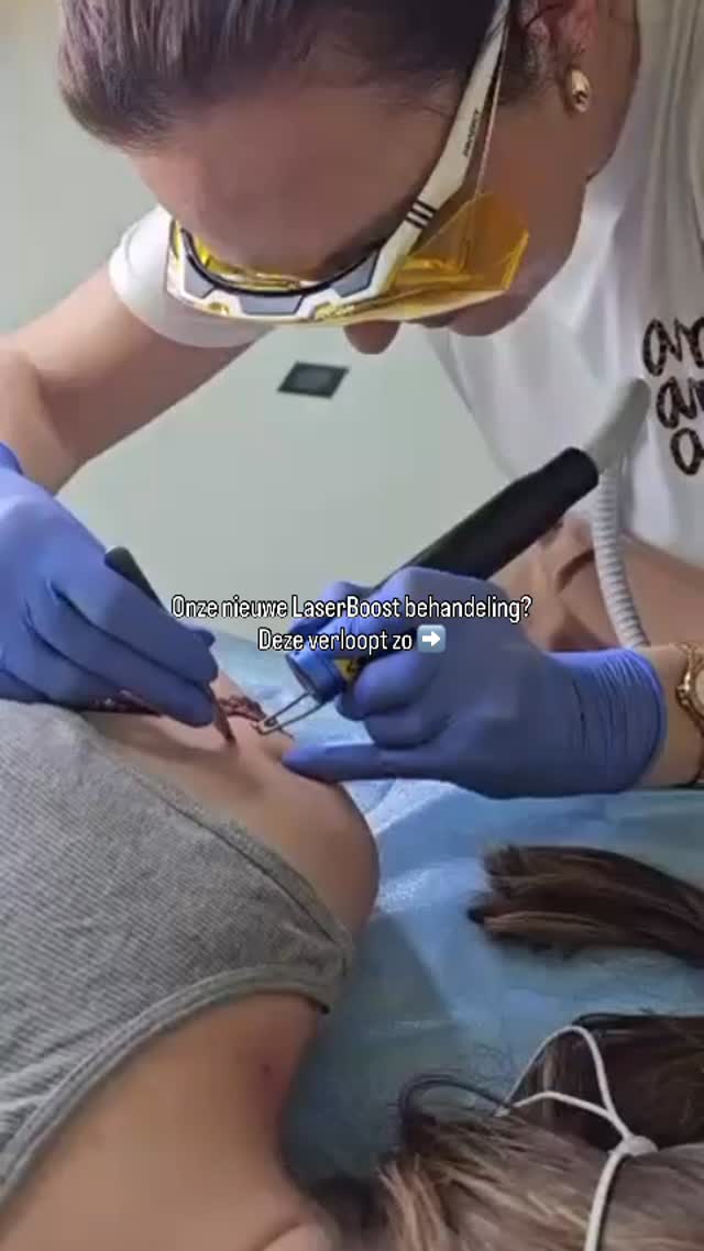 Onze gloednieuwe LaserBoost is niets waar je bang voor hoeft te zijn. ✨
Ik werk volgens een strikt protocol, met een medisch gekeurd toestel, beschik over de nodige certificaten én ben officieel geregistreerd. Veiligheid en een correcte aanpak staan bij Pur’Elle altijd centraal. 🤍
𝘏𝘰𝘦 𝘷𝘦𝘳𝘭𝘰𝘰𝘱𝘵 𝘥𝘦 𝘣𝘦𝘩𝘢𝘯𝘥𝘦𝘭𝘪𝘯𝘨?
We starten altijd met een intakegesprek. Ik bekijk jouw huid, luister naar je verhaal en bepaal wat veilig en zinvol is om te behandelen.
Daarna wordt de huid gereinigd en behandelen we heel gericht de zones die nodig zijn. Alles gebeurt gecontroleerd en met respect voor jouw huid.
Na de behandeling krijgt je huid even tijd om te herstellen. Bij het behandelen van oneffenheden kan je de eerste dagen wat roodheid zien, daarna ontstaan kleine korstjes. Die vallen vanzelf af en maken plaats voor een nieuwe, frisse huid.
Niet krabben en je huid goed beschermen is hierbij belangrijk. Je huid wordt geleidelijk rustiger, egaler en zuiverder ✨Super gemakkelijk dus!
Klaar om jouw probleemplekje ook aan te pakken?
Boek je afspraak via www.purelle.be 🤍
