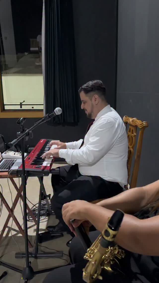 ✨ UM CONVITE ESPECIAL PARA VOCÊ ✨
A Noite Ágape está chegando, e o convite vem carregado de fé, amor e unidade! 🙏❤️
Valdivino, Dra. Edna, Felipe e Valéria convidam você e sua família para viver uma noite de adoração, comunhão e manifestações artísticas que exaltam o amor de Cristo.
📅 Dia 04 de junho
🕖 Às 19h
📍 Teatro Marie Padille
Será uma noite de encontro, louvor, dança, música, palavra e união entre irmãos. Porque onde há amor, há presença. E onde há arte e fé, corações são transformados.
Venha participar da Noite Ágape, uma celebração do amor que une, acolhe e aproxima de Deus. ✨
💛 Arte, amor e Cristo em um só lugar.
Retire seu convite pelo Sympla. Link na bio.
#NoiteÁgape #ArteEFé #AmorQueUne #Cristo #Alexânia TeatroMariePadi Comunhão Louvor Adoração CulturaComPropósito